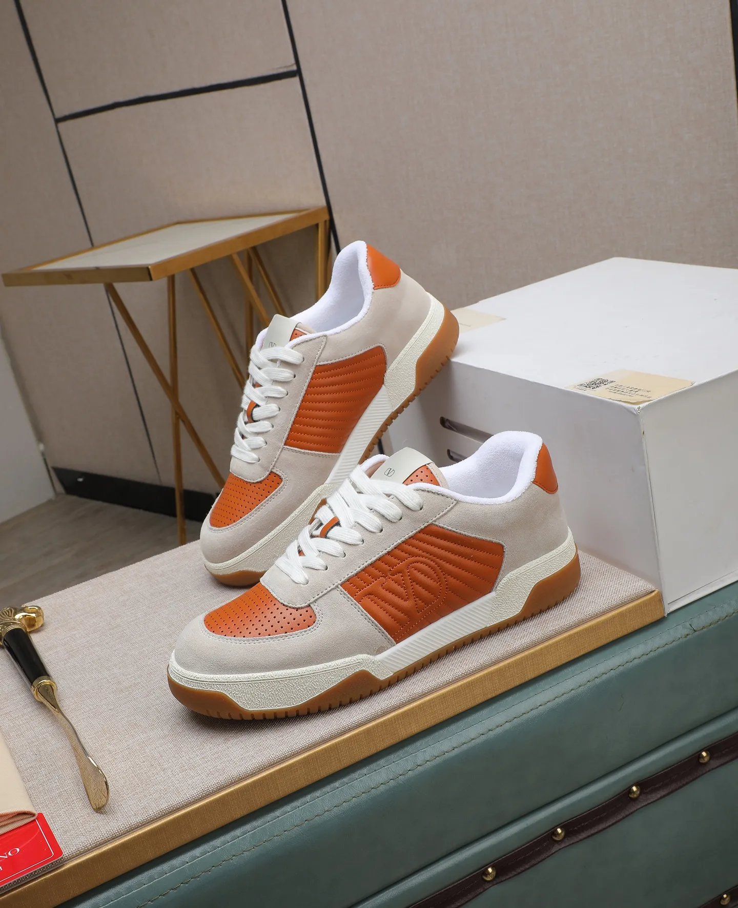 Men's shoes 💰740【Valentino】Couples model, size: Men's model 39-44 (45 customized) Valentino Valentino Couple model Joie de Jouer series Velcro Thick sole Bread shoes Couple model Casual sports shoes White shoes Original purchase and development Production Joie de Jouer series The style is simple but not out of style. The pure white base is paired with fresh green and soft beige, and the unique Velcro design highlights your personality. Every detail tells fashion and quality. Wear it, take a confident step, and start the trend journey. Delivered in exquisite packaging🛍📦 ▪️Material: Original custom imported first-layer cowhide ▪️Inner lining: Original custom made soft sheepskin lining ▪️Outsole: Original open-molded non-slip TPU material ▪️Sole thickness: 3.5CM